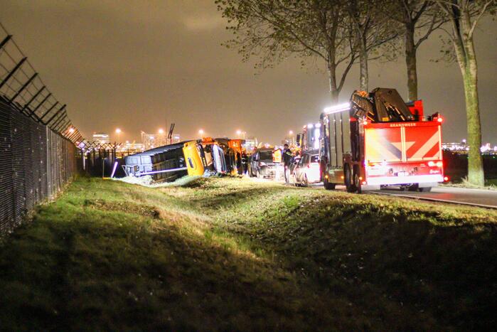 Vrachtwagen belandt op zijn kant