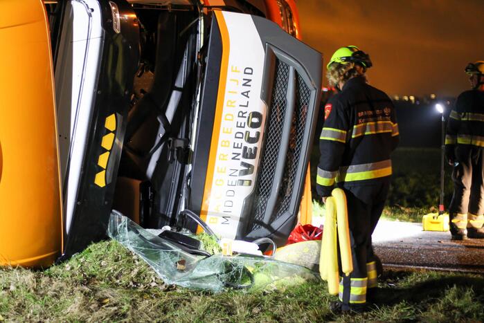 Vrachtwagen belandt op zijn kant