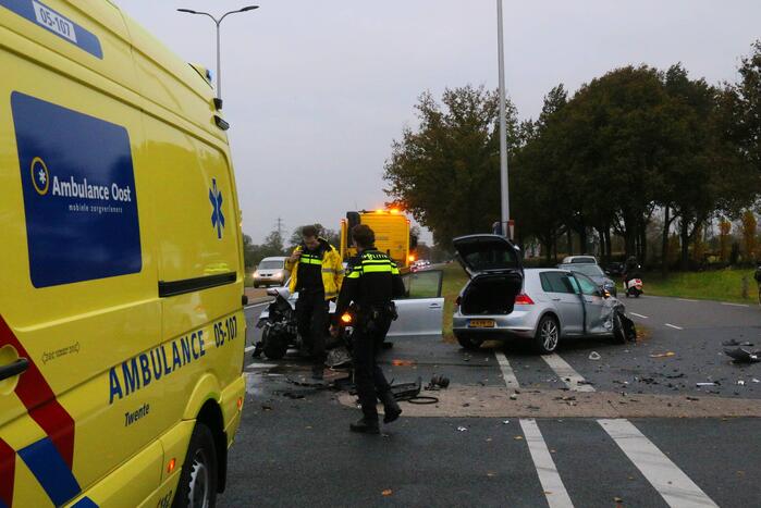 Flinke schade bij botsing tussen twee auto's