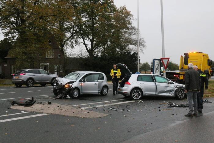 Flinke schade bij botsing tussen twee auto's