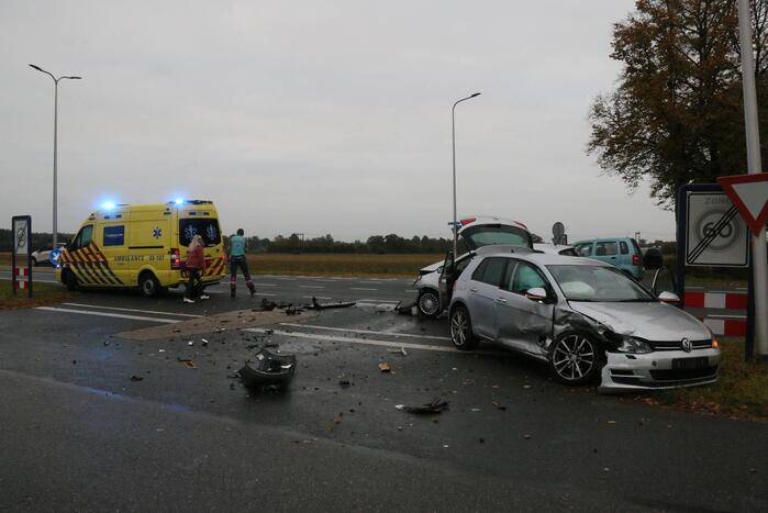 Flinke schade bij botsing tussen twee auto's