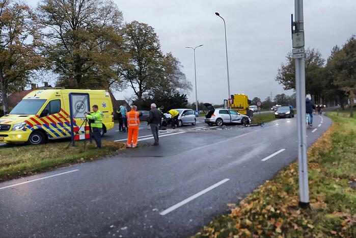 Flinke schade bij botsing tussen twee auto's