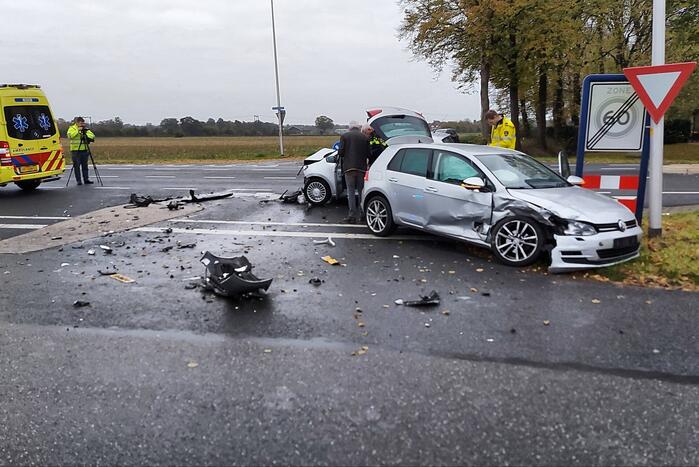 Flinke schade bij botsing tussen twee auto's