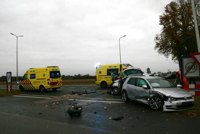 Flinke schade bij botsing tussen twee auto's