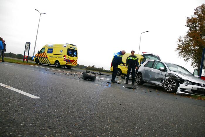 Flinke schade bij botsing tussen twee auto's
