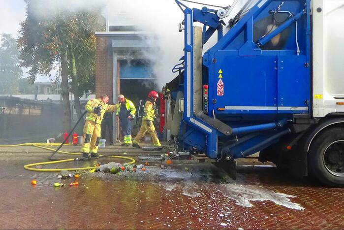 Brandweer blust brand in vuilniswagen