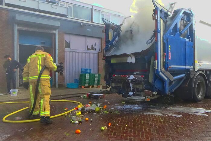 Brandweer blust brand in vuilniswagen
