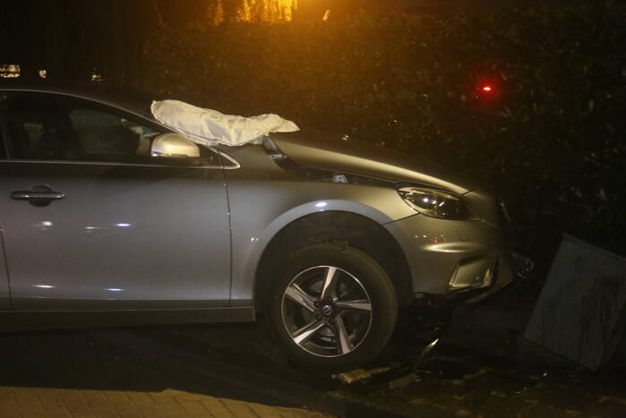 Auto vliegt uit de bocht en eindigt op betonblok