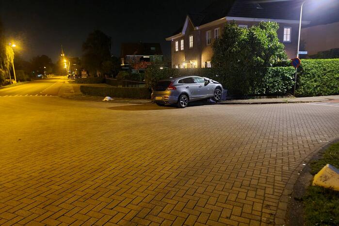 Auto vliegt uit de bocht en eindigt op betonblok