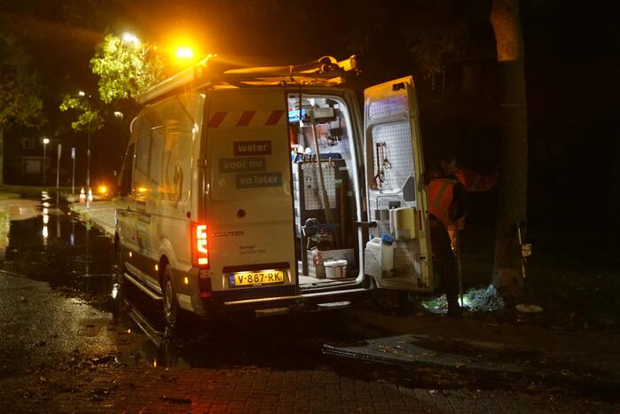 Gesprongen waterleiding zet weg onder water