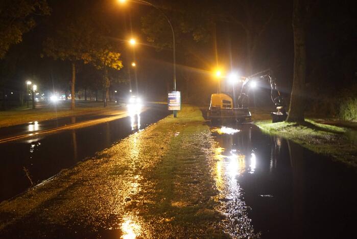 Gesprongen waterleiding zet weg onder water