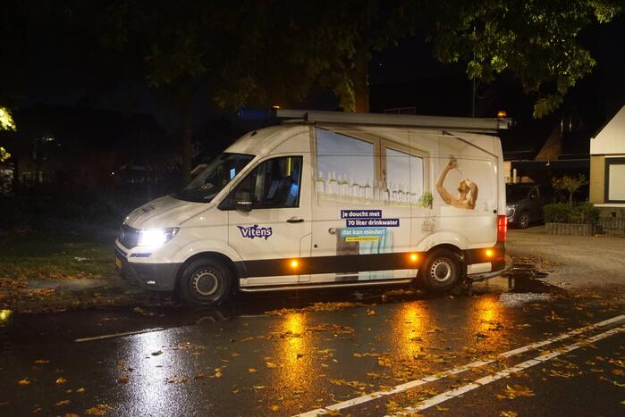 Gesprongen waterleiding zet weg onder water