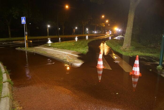 Gesprongen waterleiding zet weg onder water