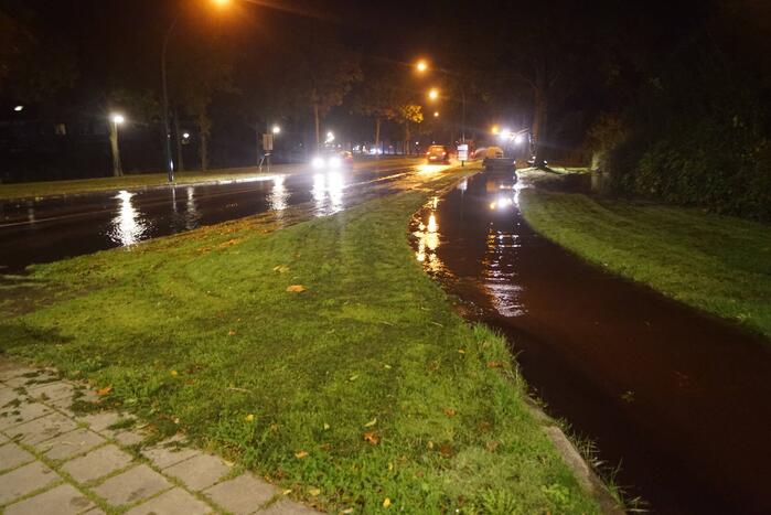 Gesprongen waterleiding zet weg onder water