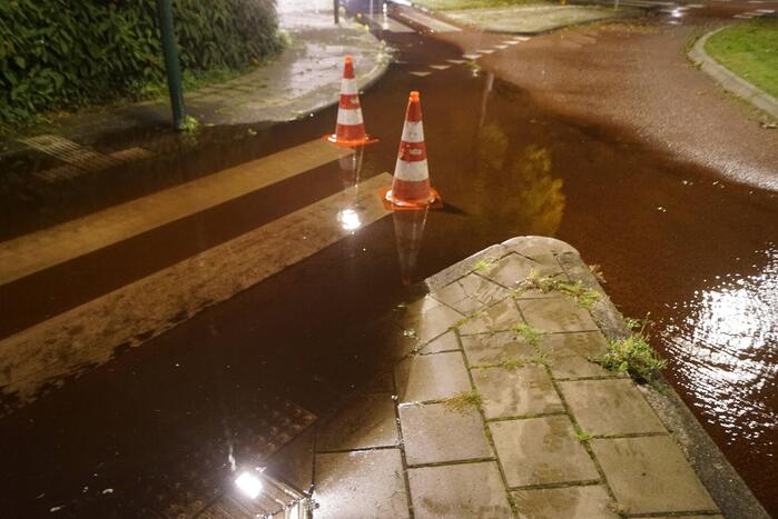 Gesprongen waterleiding zet weg onder water