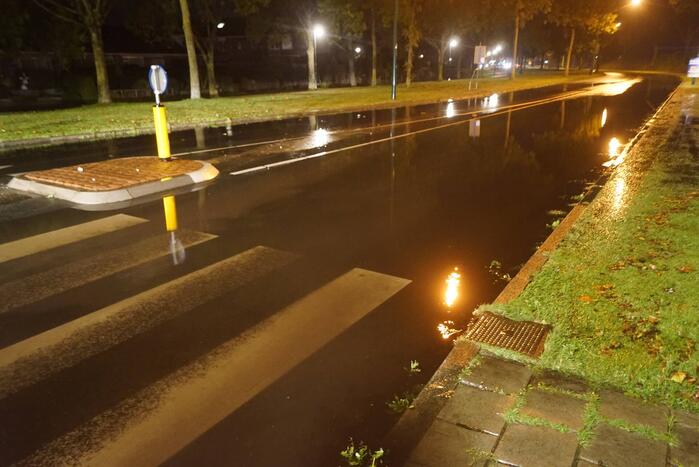 Gesprongen waterleiding zet weg onder water