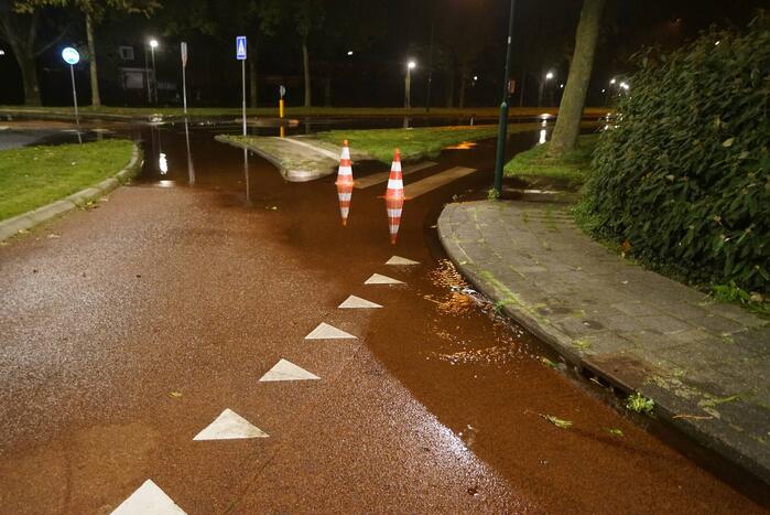 Gesprongen waterleiding zet weg onder water