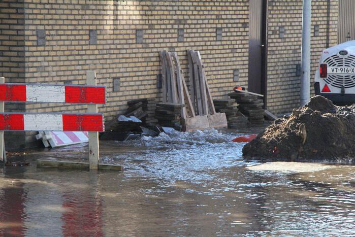 Breuk in waterleiding zorgt waterballet