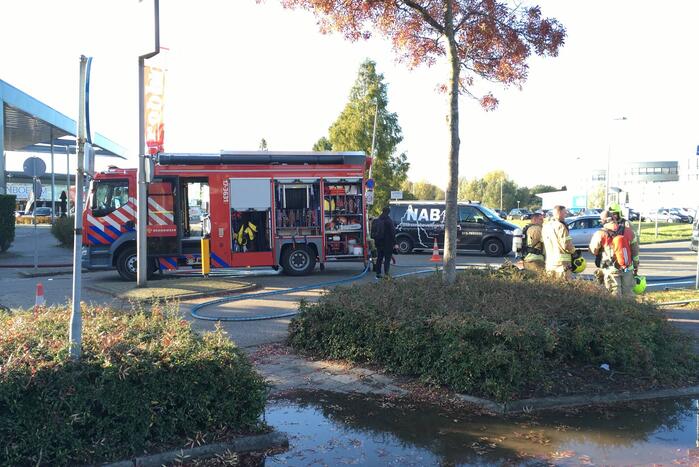 Brandweer blust brand in tractor