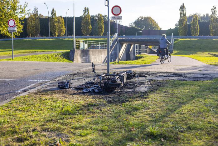 Twee Go-Sharing-deelscooters in vlammen opgegaan