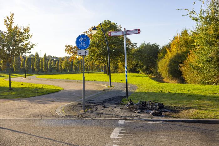 Twee Go-Sharing-deelscooters in vlammen opgegaan