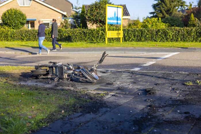 Twee Go-Sharing-deelscooters in vlammen opgegaan
