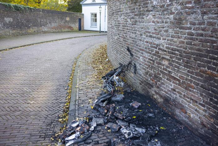 Twee Go-Sharing-deelscooters in vlammen opgegaan