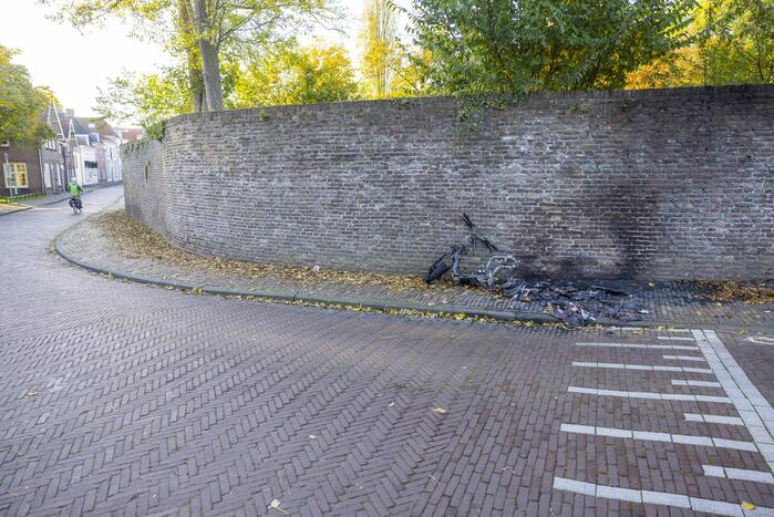 Twee Go-Sharing-deelscooters in vlammen opgegaan