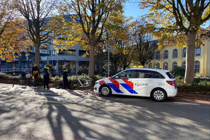 Jongeman gaat onderuit met fiets