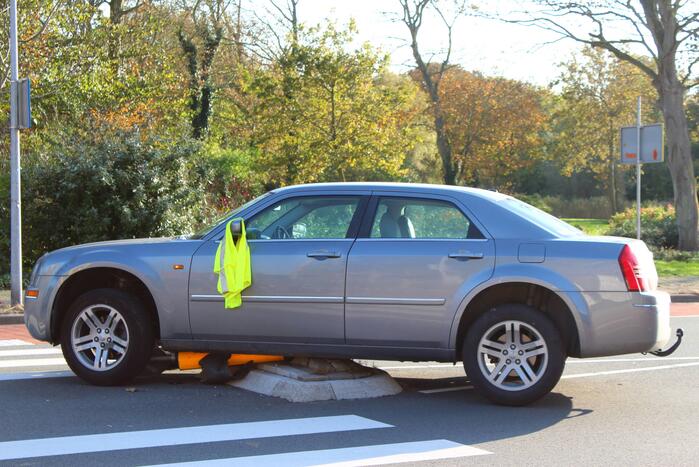 Automobilist belandt op middengeleider