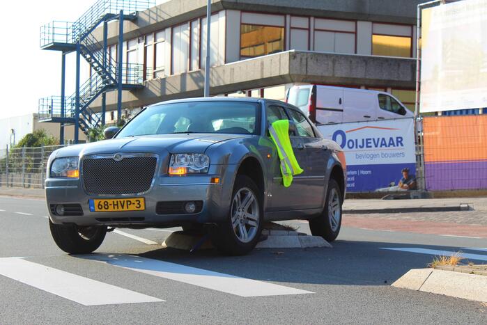 Automobilist belandt op middengeleider