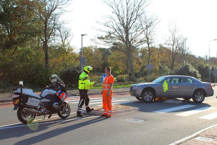 Automobilist belandt op middengeleider