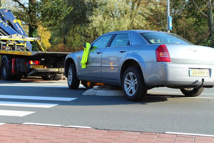 Automobilist belandt op middengeleider
