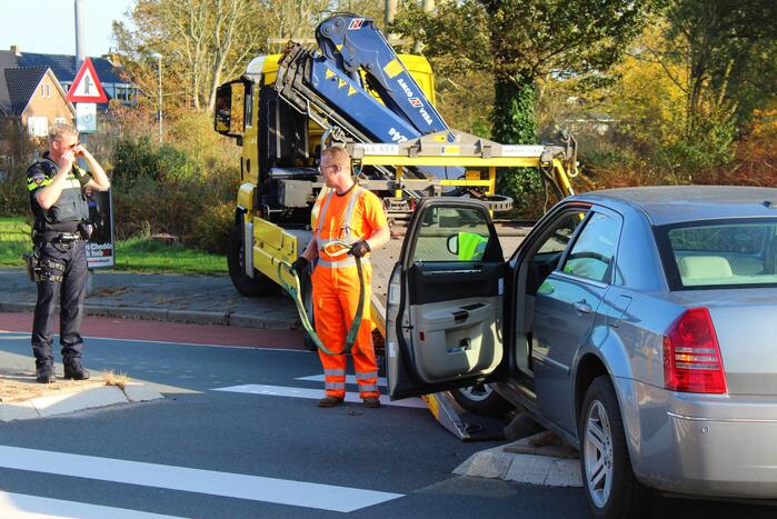 Automobilist belandt op middengeleider