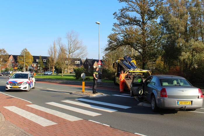 Automobilist belandt op middengeleider