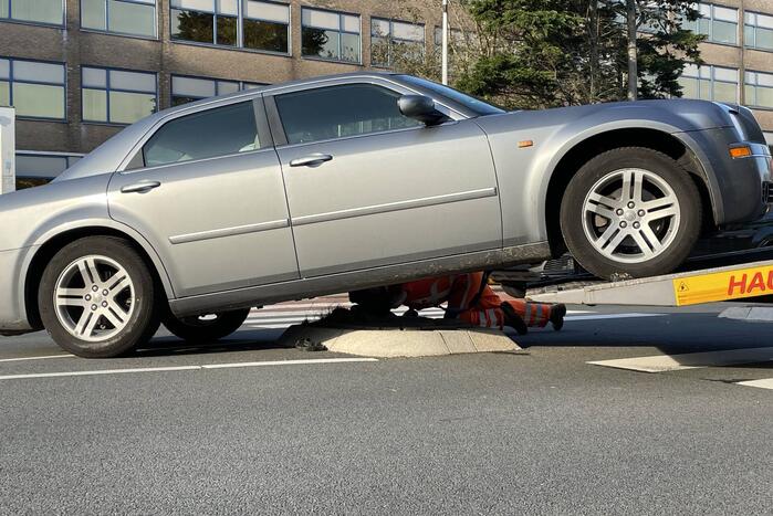 Automobilist belandt op middengeleider