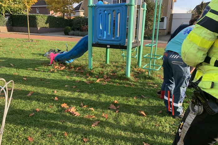 Brandweer bevrijdt kind uit speeltoestel