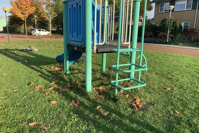 Brandweer bevrijdt kind uit speeltoestel