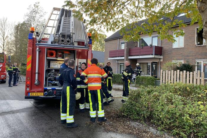 Brandweer blust brand in pan op het vuur