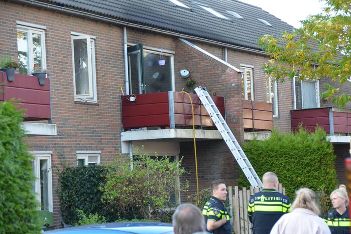 Brandweer blust brand in pan op het vuur