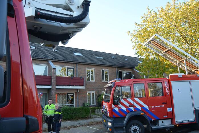 Brandweer blust brand in pan op het vuur