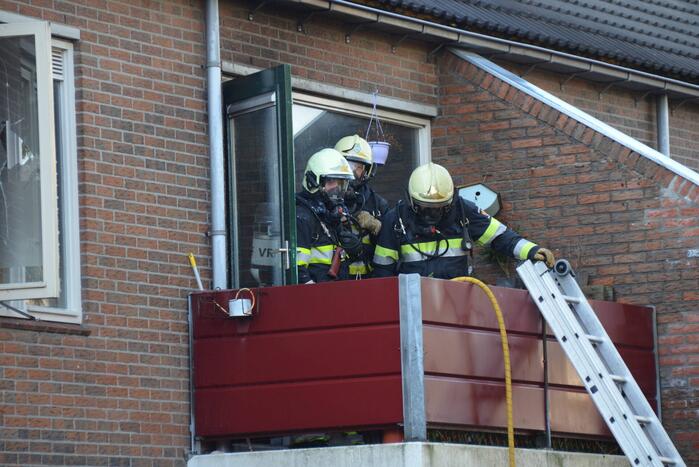 Brandweer blust brand in pan op het vuur