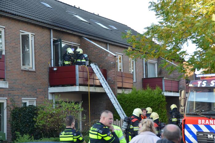 Brandweer blust brand in pan op het vuur