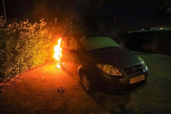 Veel schade aan auto door brand
