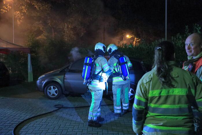 Veel schade aan auto door brand
