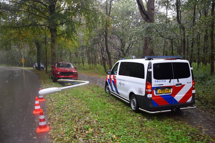 Automobilist gewond bij botsing met lichtmast