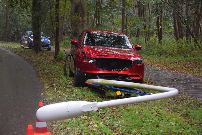 Automobilist gewond bij botsing met lichtmast