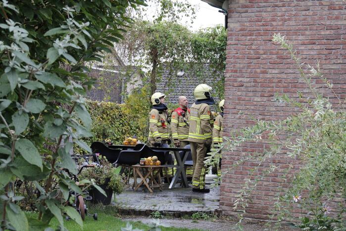 Struik naast woning vat vlam door smeulende emmer