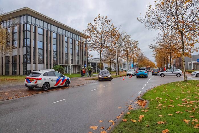 Twee auto's met elkaar in botsing op kruising