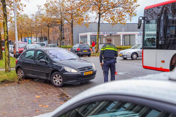 Twee auto's met elkaar in botsing op kruising
